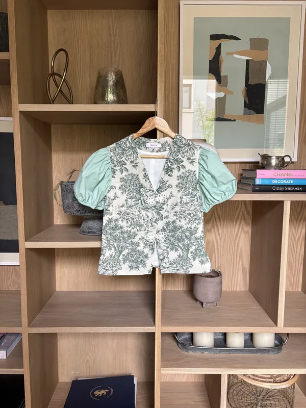 Blusa blanca con estampas verdes estilo oriental Nurrk