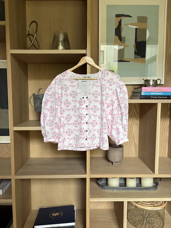 Camisa blanca con flores rosa The Tiny Big Sister