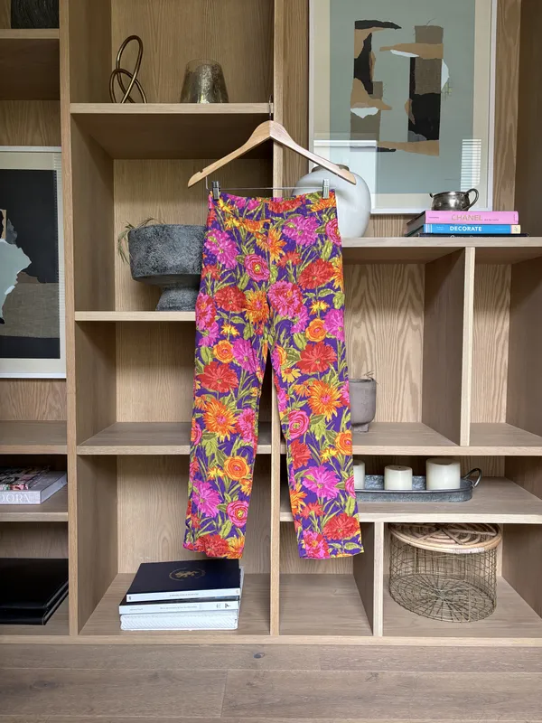 Pantalón violeta con flores rojas rosa naranja y amarillo Cherubina