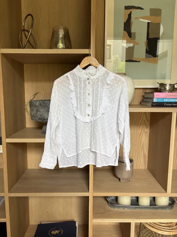 Camisa blanca con volados y puntitos bordados By Florencia