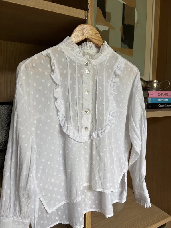 Camisa blanca con volados y puntitos bordados By Florencia
