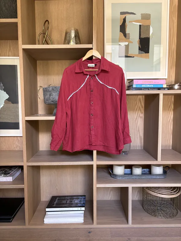 Conjunto lino rojo con rayas celestes y blancas a los costados Mutma