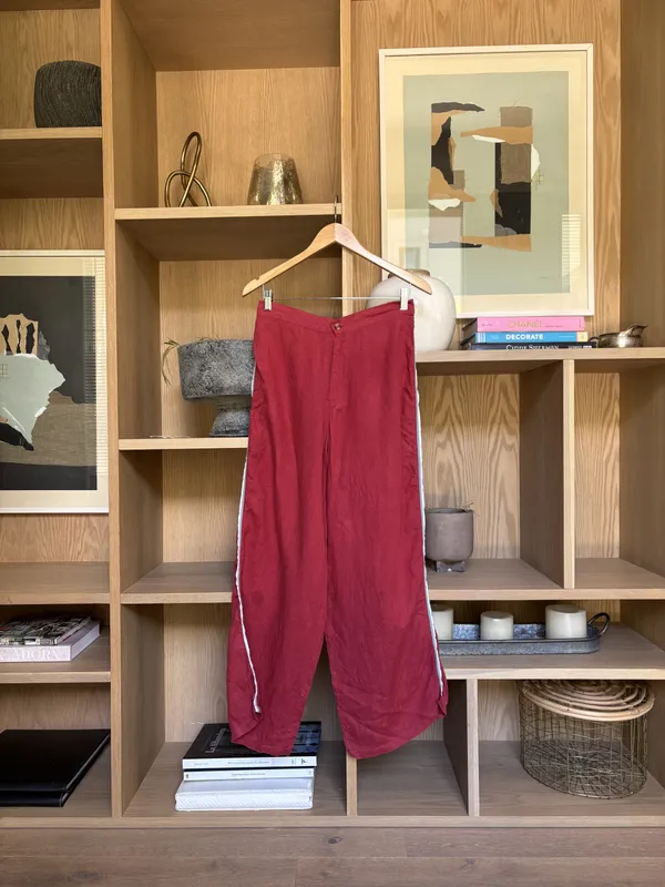 Conjunto lino rojo con rayas celestes y blancas a los costados Mutma