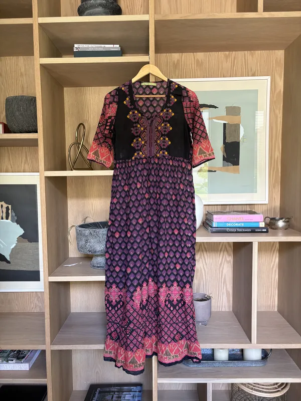 Vestido largo manga larga negro estampado con rosa y violeta Rapsodia