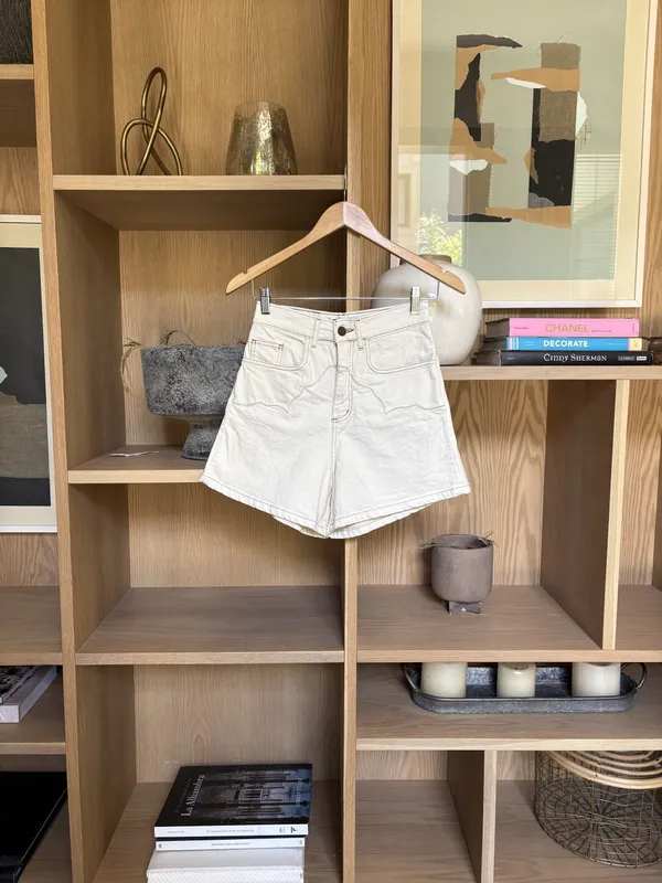 Short cremita con costuras marrones Pastiche