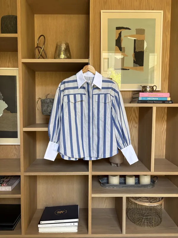Camisa a rayas azul y gris con cuello y mangas blancas MarÁvic