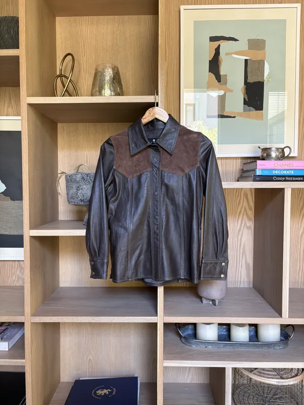 Campera de cuero marrón oscuro con parches de gamuza Pecarí