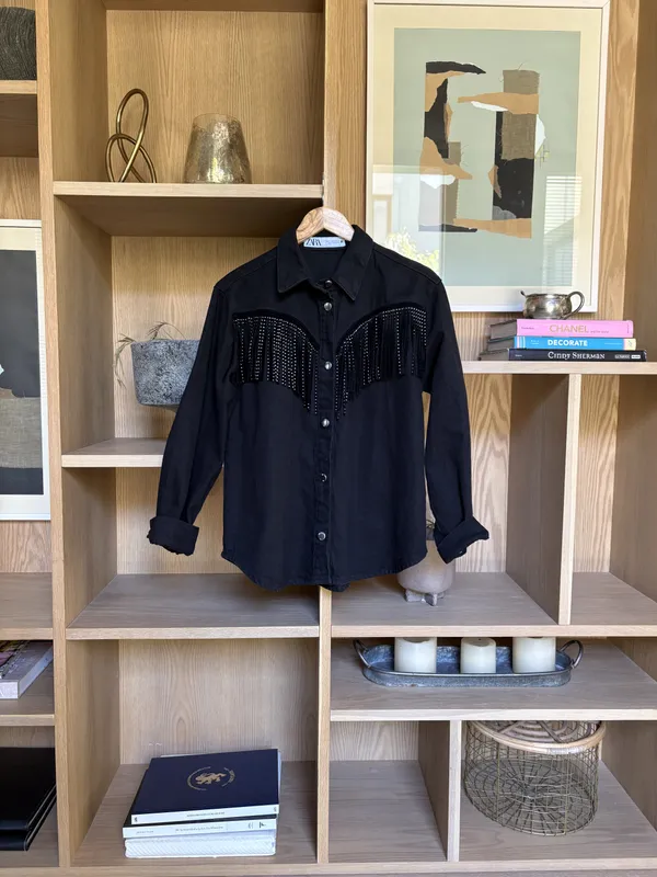 Campera de jean negra con flecos con brillos Zara