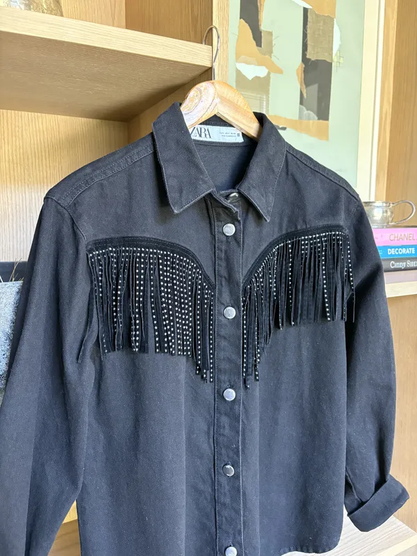 Campera de jean negra con flecos con brillos Zara