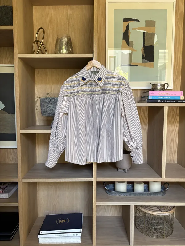 Camisa a rayas blanca y lila con bordados azules y amarillos MarÁvic
