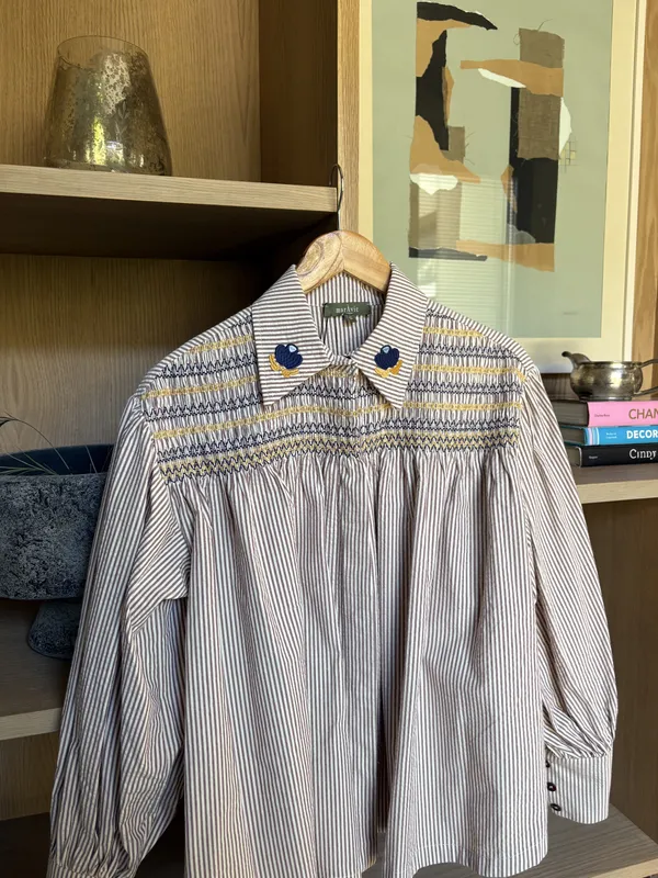 Camisa a rayas blanca y lila con bordados azules y amarillos MarÁvic
