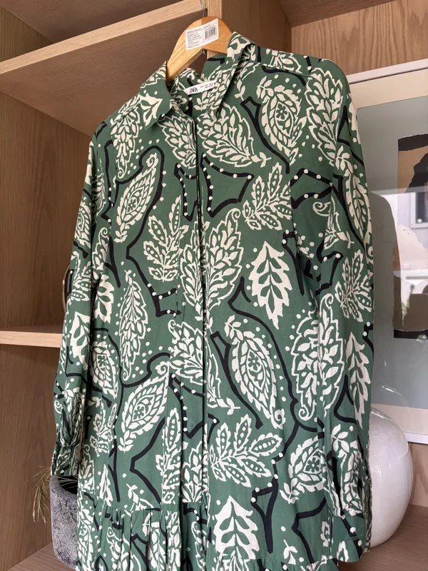 Vestido largo abotonado verde con estampas blancas y negras Zara