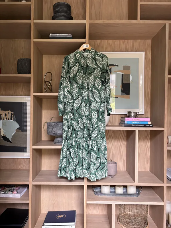 Vestido largo abotonado verde con estampas blancas y negras Zara
