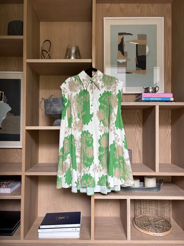 Vestido corto sin mangas blanco con estampas verdes y beige Jazmin Chebar