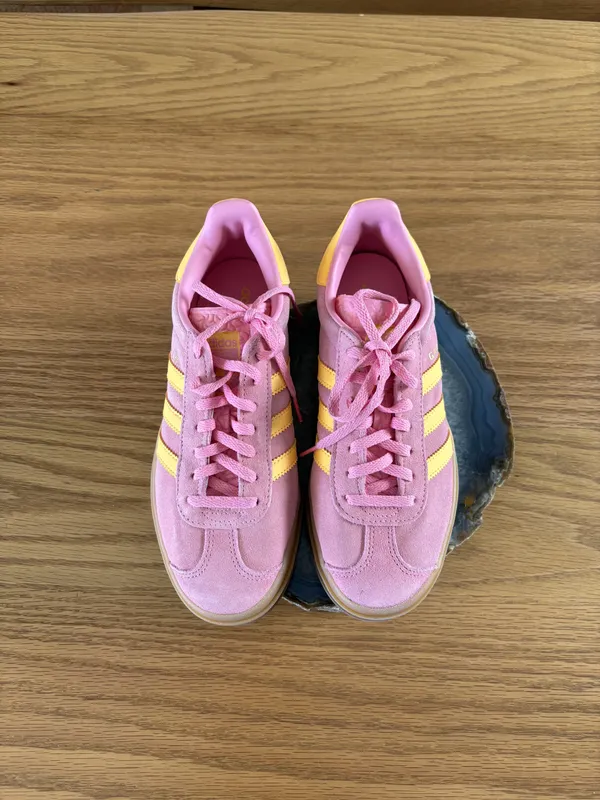 Championes con plataforma rosa con tres rayas amarillas Adidas