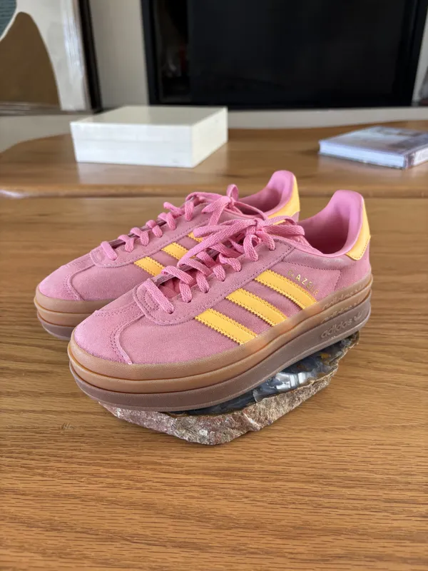 Championes con plataforma rosa con tres rayas amarillas Adidas
