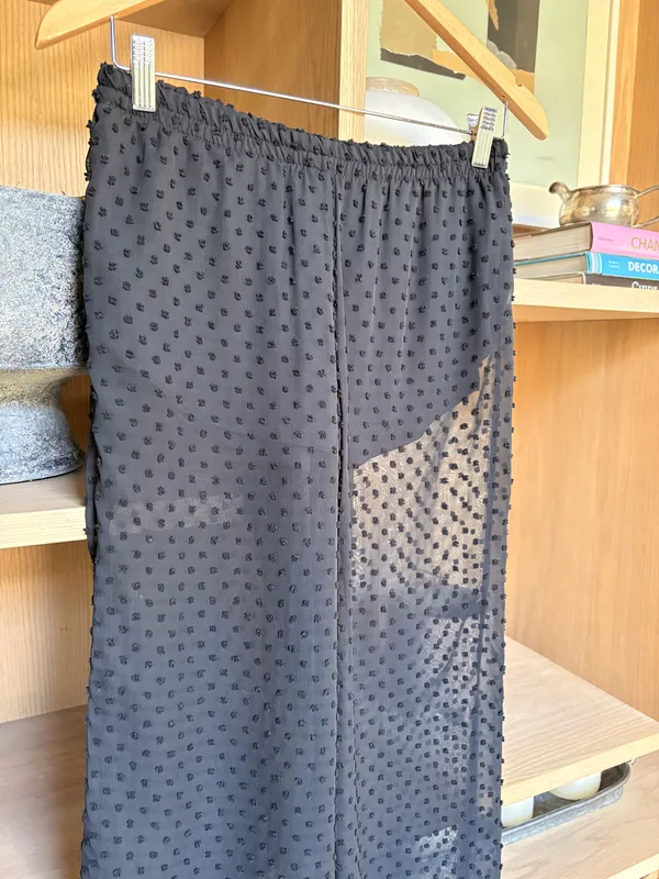Pantalón negro transparente con puntitos bordados Caro Criado