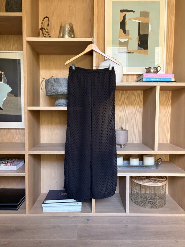 Pantalón negro transparente con puntitos bordados Caro Criado