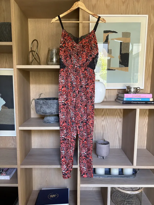 Mono estampado rojo y negro con encaje negro en escote y costados María Cher