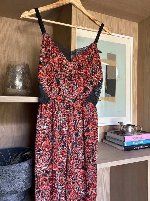 Mono estampado rojo y negro con encaje negro en escote y costados María Cher