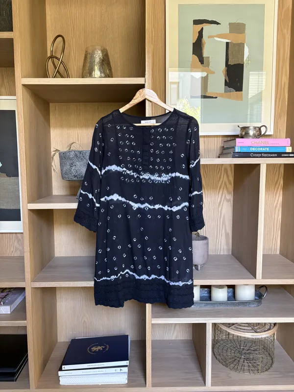 Vestido corto manga larga negro con estampas blancas y bordado abajo Rapsodia