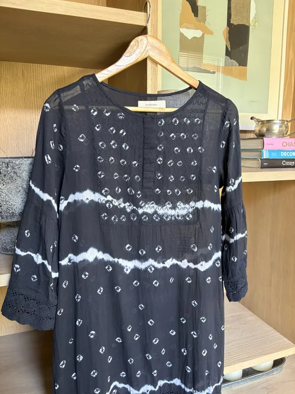 Vestido corto manga larga negro con estampas blancas y bordado abajo Rapsodia