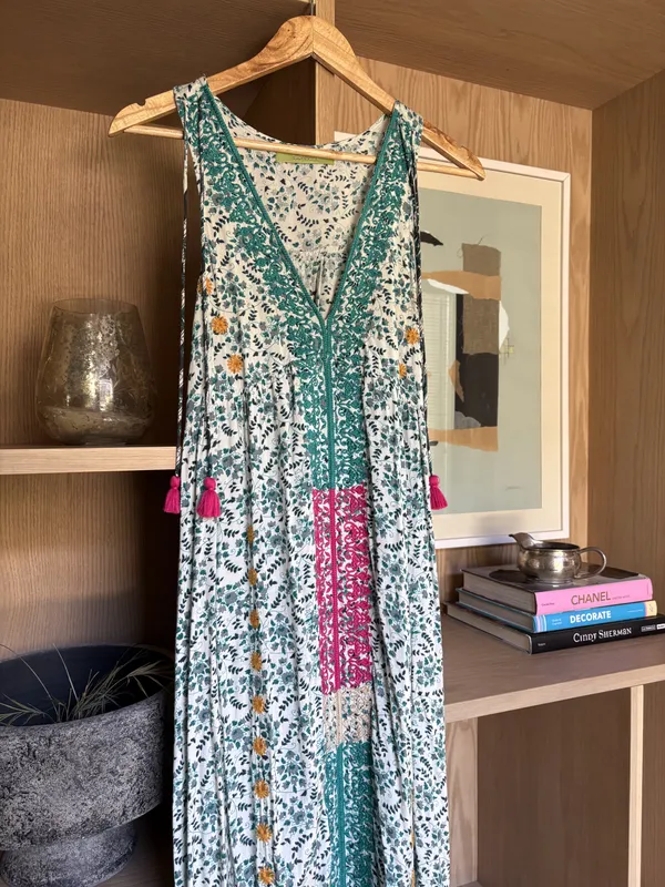 Vestido estampado verde y blanco con bordados verde amarillo y rosa Rapsodia
