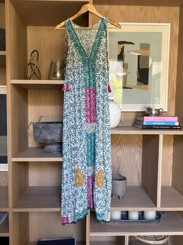 Vestido estampado verde y blanco con bordados verde amarillo y rosa Rapsodia