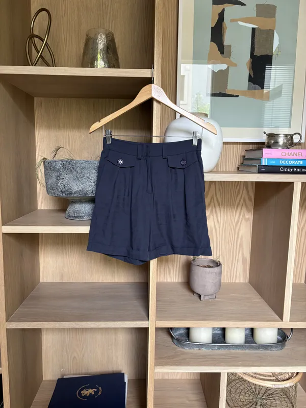 Short tiro alto gris oscuro con dos bolsillos al frente Fini Braun