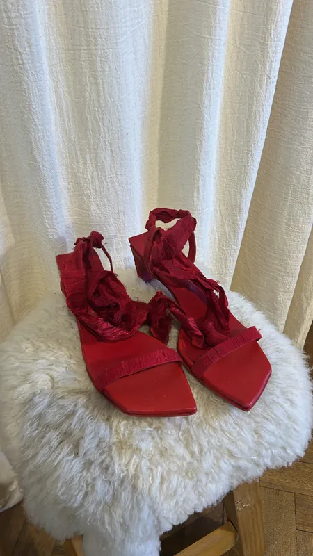 Sandalia taco rojo con tiras gone