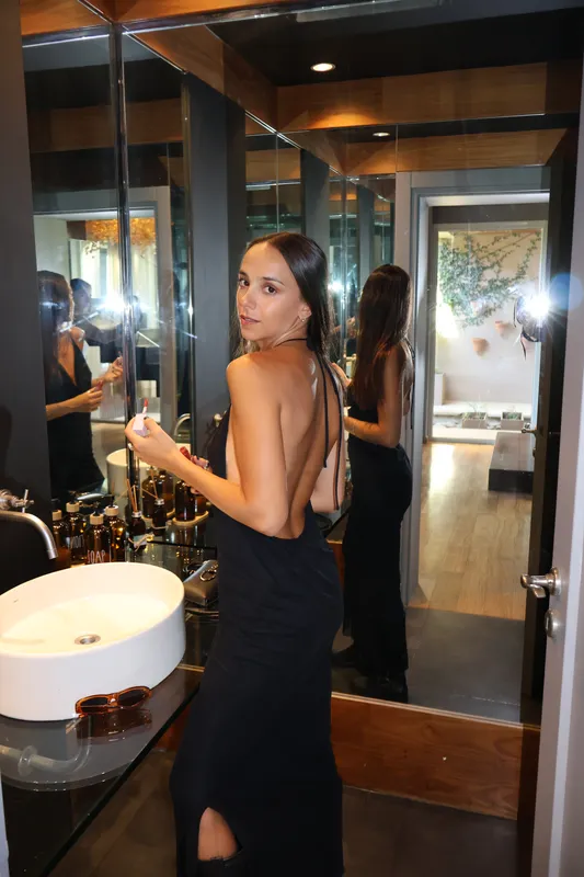 Vestido negro escote y espalda Bershka