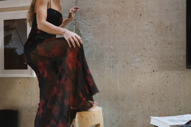 Vestido negro estampa flores Bershka
