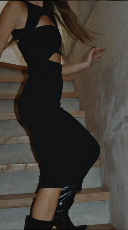 Vestido negro huecos Zara