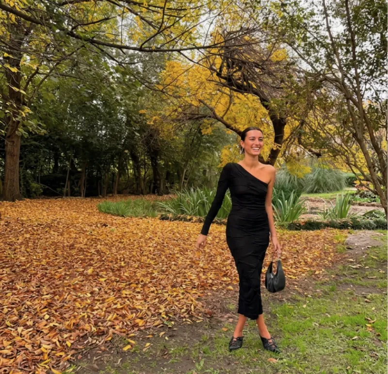 Vestido negro una manga Zara