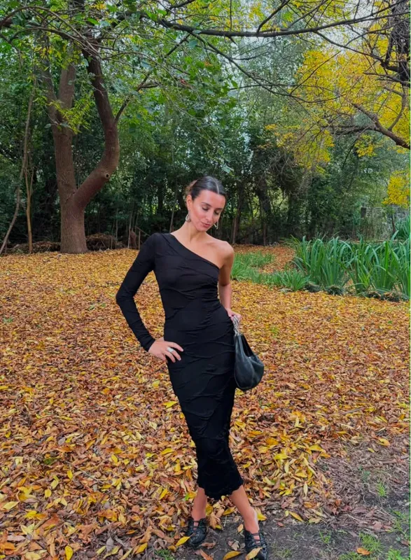Vestido negro una manga Zara