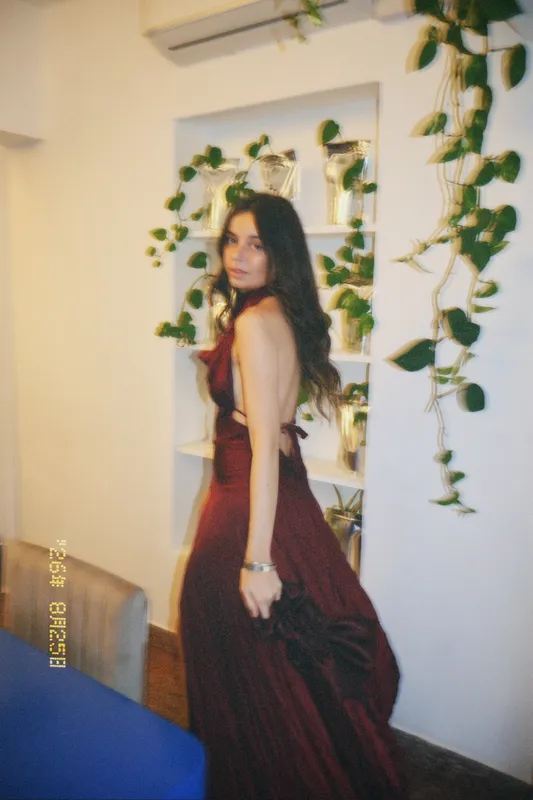 Vestido bordo a medida c/cuello Gone