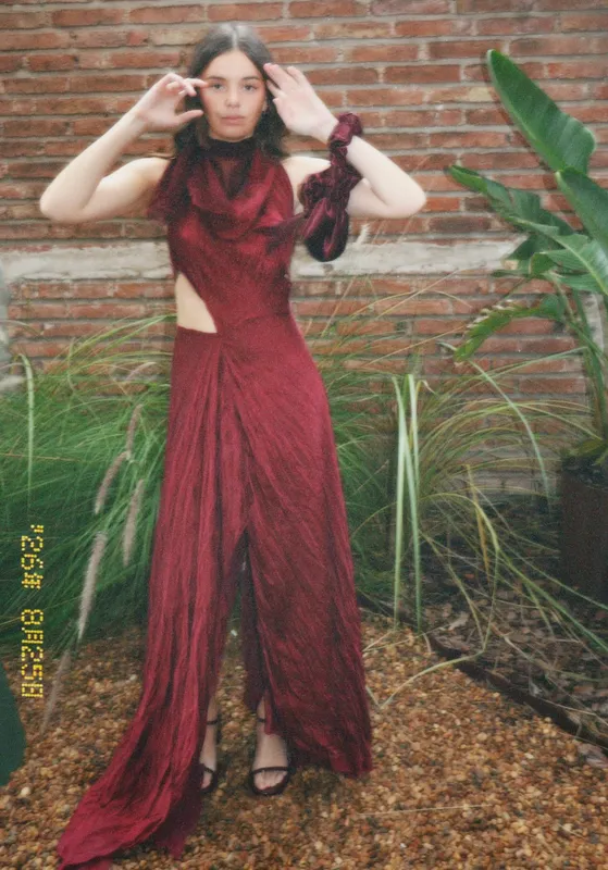 Vestido bordo a medida c/cuello Gone