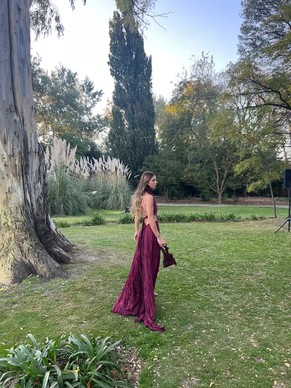 Vestido bordo a medida c/cuello Gone