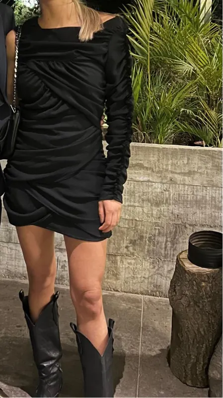 Vestido negro drappeado una manga Zara