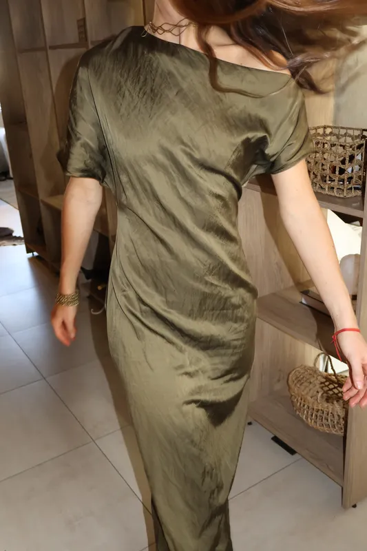 Vestido verde hombros descubiertos Massimo Dutti