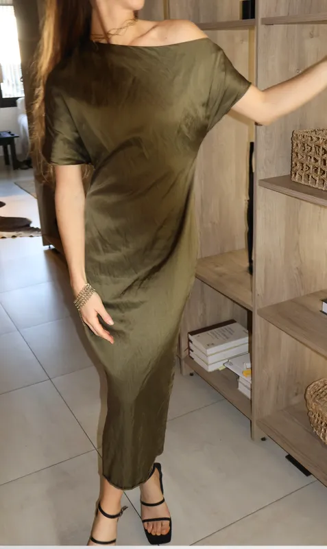 Vestido verde hombros descubiertos Massimo Dutti