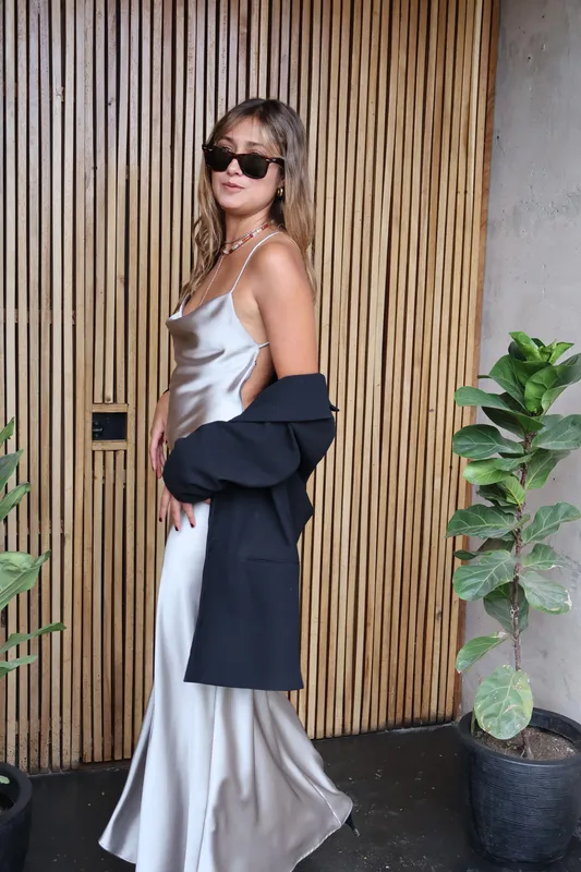 Vestido gris pleateado espalda Zara