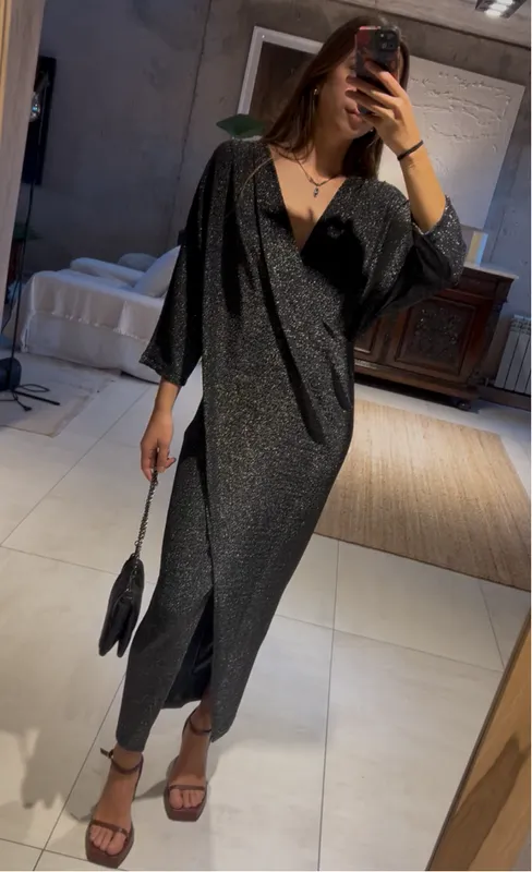 Vestido negro con brillos mangas Sara Holzwarth
