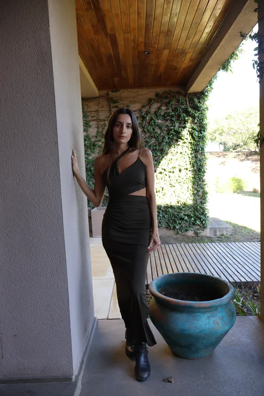 Vestido marron midi irregular y drapeado Zara
