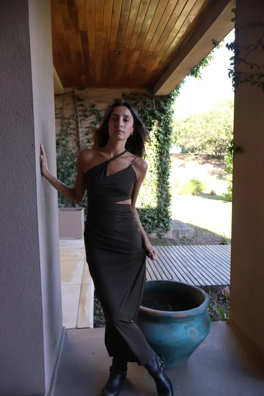 Vestido marron midi irregular y drapeado Zara