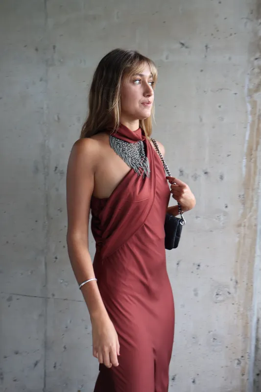 Vestido terracota cuello con lazo Zara