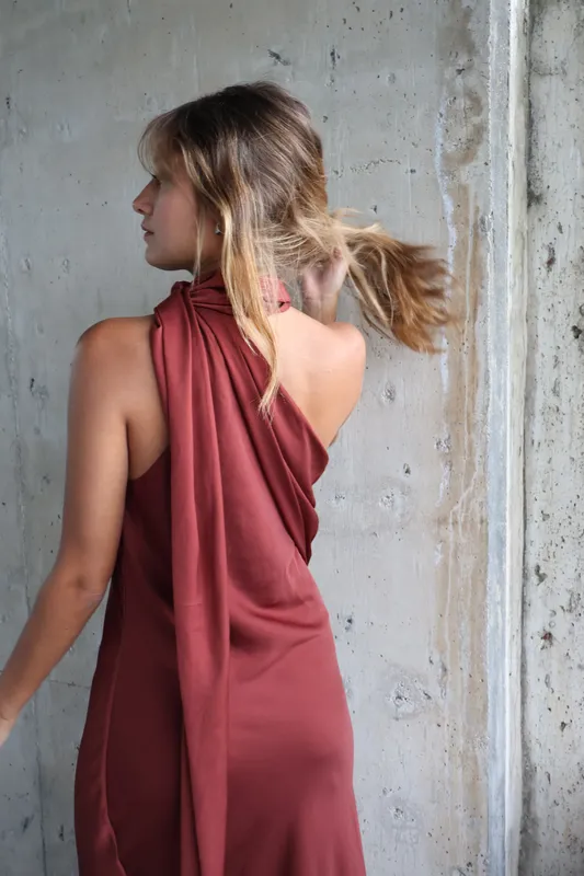 Vestido terracota cuello con lazo Zara