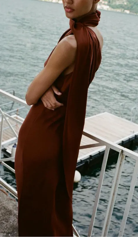 Vestido terracota cuello con lazo Zara