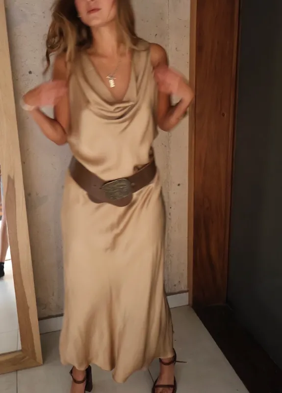 Vestido dorado cuello bote midi a medida