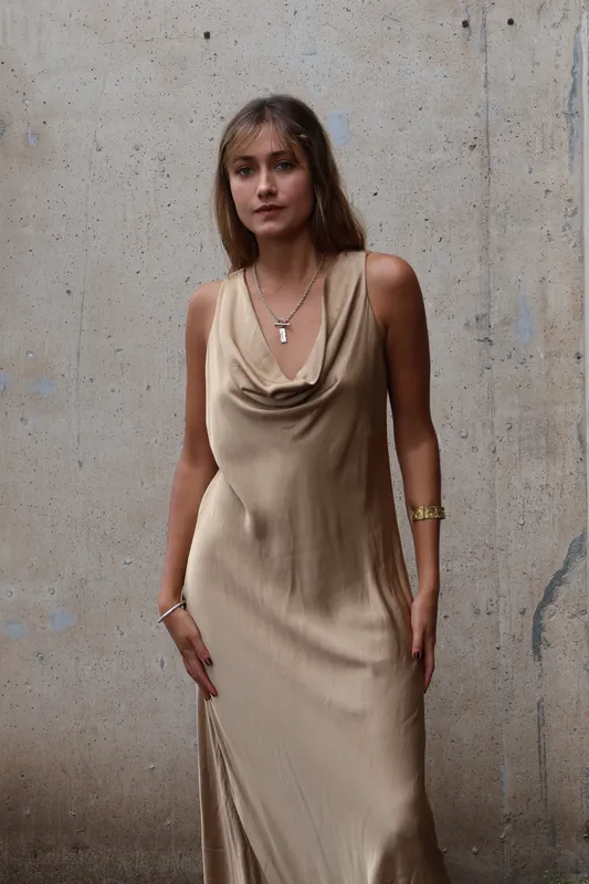 Vestido dorado cuello bote midi a medida